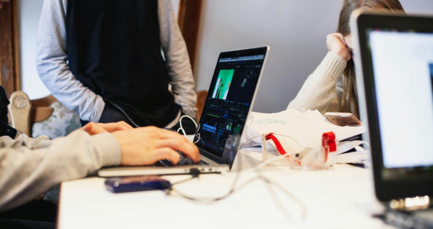 Professionelle Beratungssituation mit Laptop und Dokumenten